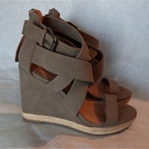 Brash Criss Cross Wedges NWOT